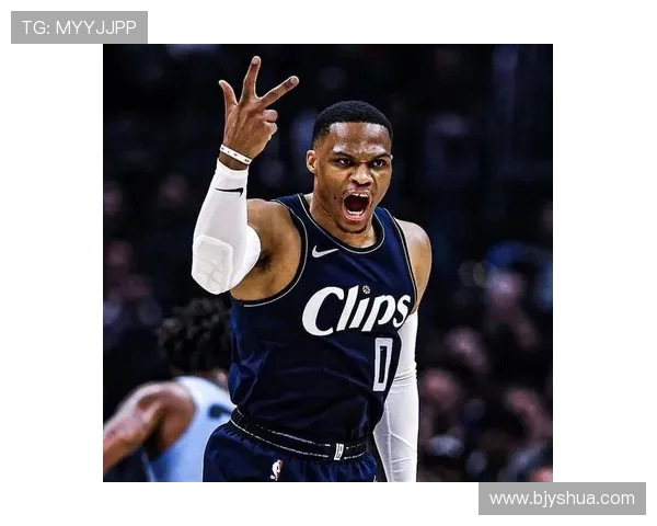 威少身着深蓝西装亮相国王主场白色小花点缀尽显时尚风度